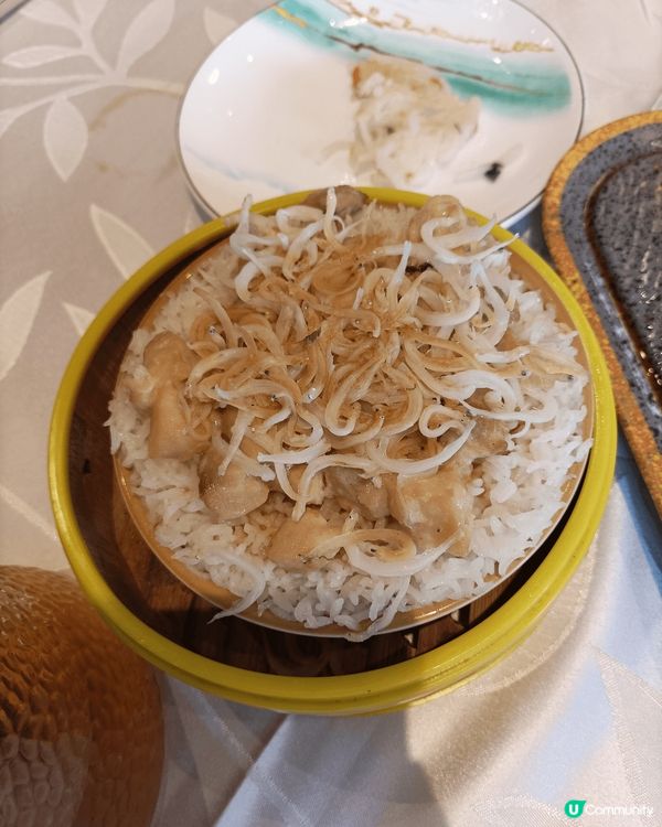 這款是龍蝦湯春巻及銀魚雞粒飯的點心,點心好味.