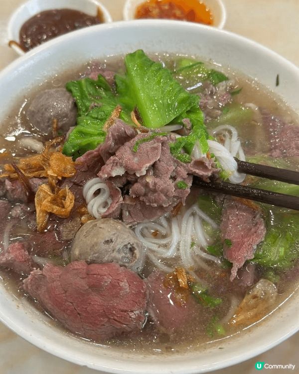 生牛肉牛丸米粉：生牛肉牛丸很鮮甜，米粉彈牙，湯底也不錯。