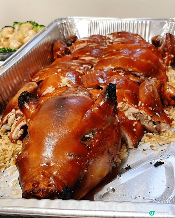 傳統美食，”有米豬”，脆皮乳豬仔，豬身內有米飯，適合一家大細...