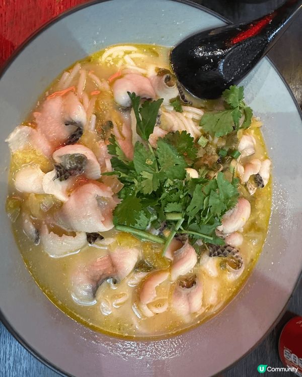 深水埗雲南媽媽，酸菜魚米線，d魚好滑，紅豆冰奶茶好濃好飲，炸...