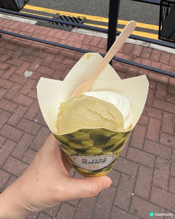 今日經過麥當勞嘅甜品屋，見到出左真D-24榴槤新地，喺咁熱既...