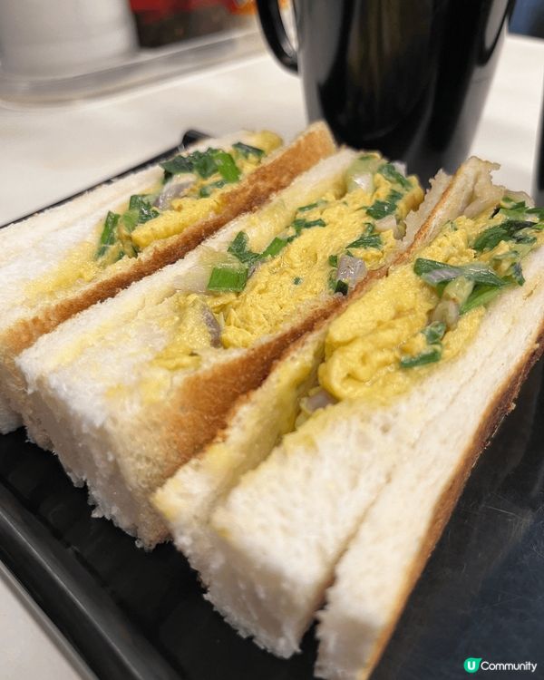 蔥花蛋治烘底一定要試！！兩片烘底後片開一半的超薄多士非常鬆脆...