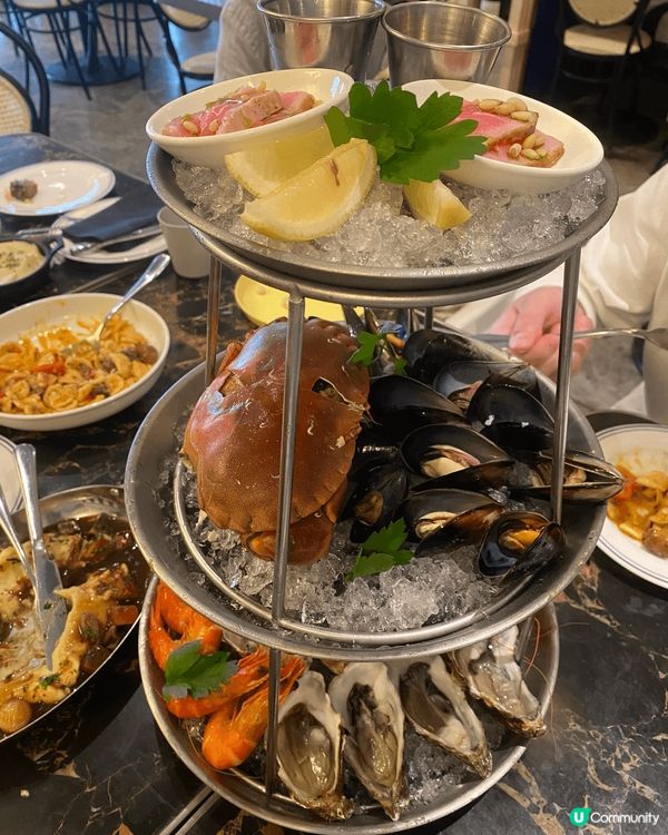 去了太古一間法國餐廳，最吸引眼球一定要打卡的就係三層的海鮮拼...