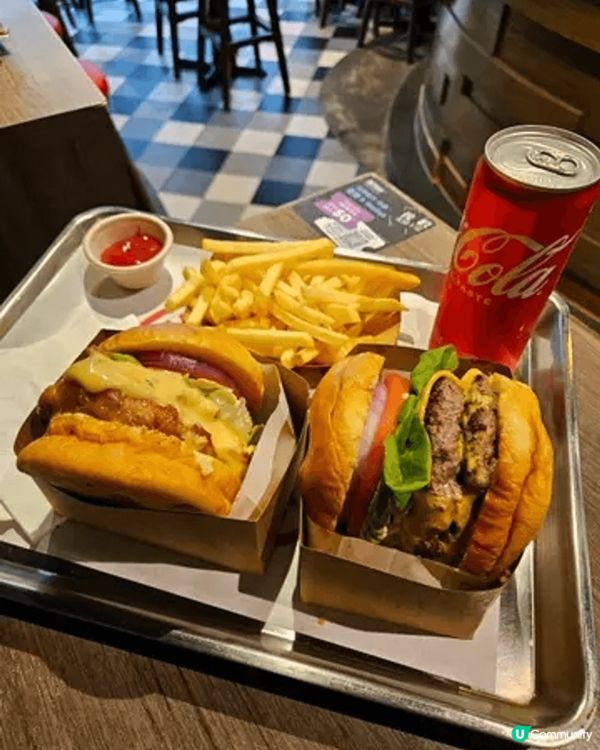 灣仔駱克道一帶充滿外國風情酒吧餐廳其中發現一間獲獎漢堡包餐廳...