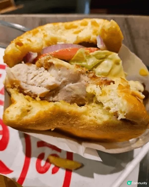 灣仔駱克道一帶充滿外國風情酒吧餐廳其中發現一間獲獎漢堡包餐廳...