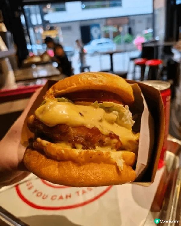 灣仔駱克道一帶充滿外國風情酒吧餐廳其中發現一間獲獎漢堡包餐廳...