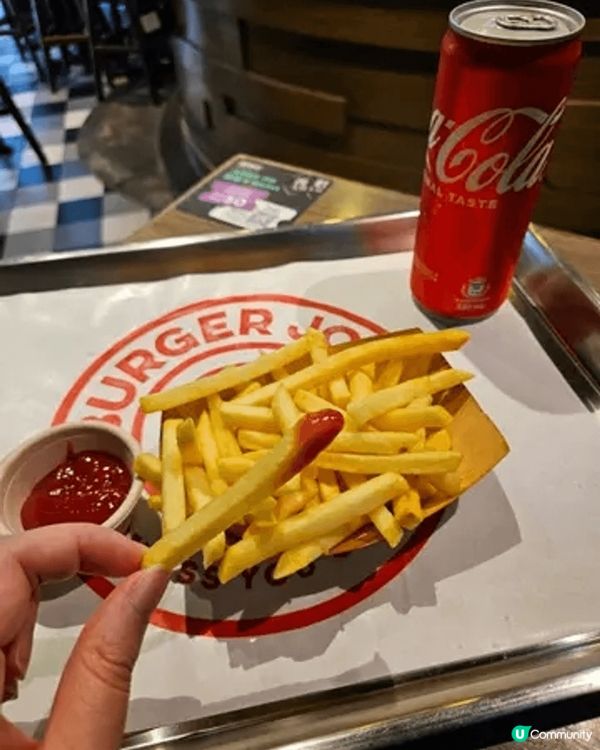 灣仔駱克道一帶充滿外國風情酒吧餐廳其中發現一間獲獎漢堡包餐廳...