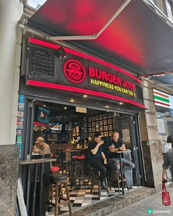 灣仔駱克道一帶充滿外國風情酒吧餐廳其中發現一間獲獎漢堡包餐廳...