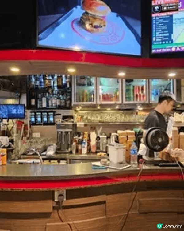 灣仔駱克道一帶充滿外國風情酒吧餐廳其中發現一間獲獎漢堡包餐廳...