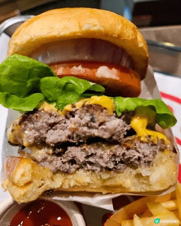 灣仔駱克道一帶充滿外國風情酒吧餐廳其中發現一間獲獎漢堡包餐廳...