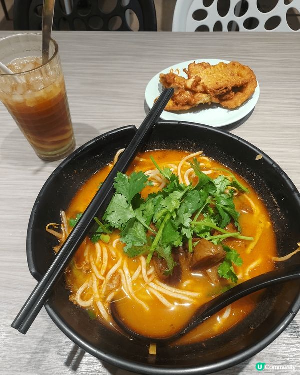 惹味咖哩炸豬扒配上鹵水豬腸，滋味無比，酸辣上海麵，口感一流，...