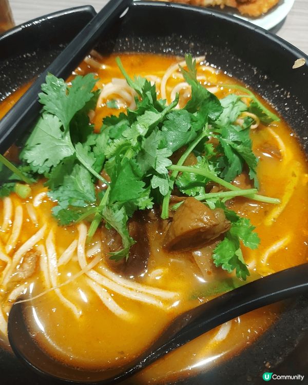 惹味咖哩炸豬扒配上鹵水豬腸，滋味無比，酸辣上海麵，口感一流，...