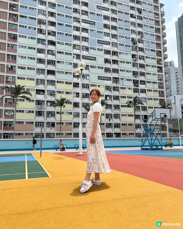 上幾個星期去了彩虹邨拍照，那裡很多遊客，那裡七彩繽紛，非常漂...