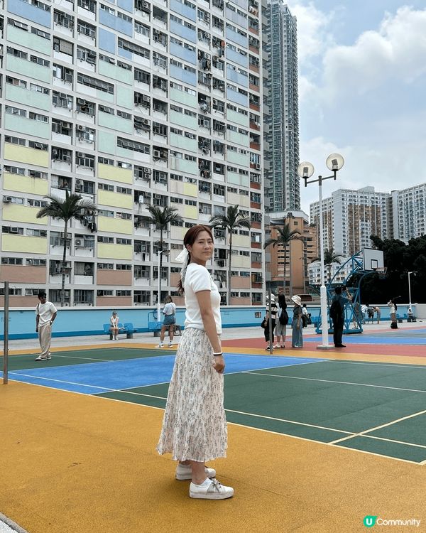 上幾個星期去了彩虹邨拍照，那裡很多遊客，那裡七彩繽紛，非常漂...