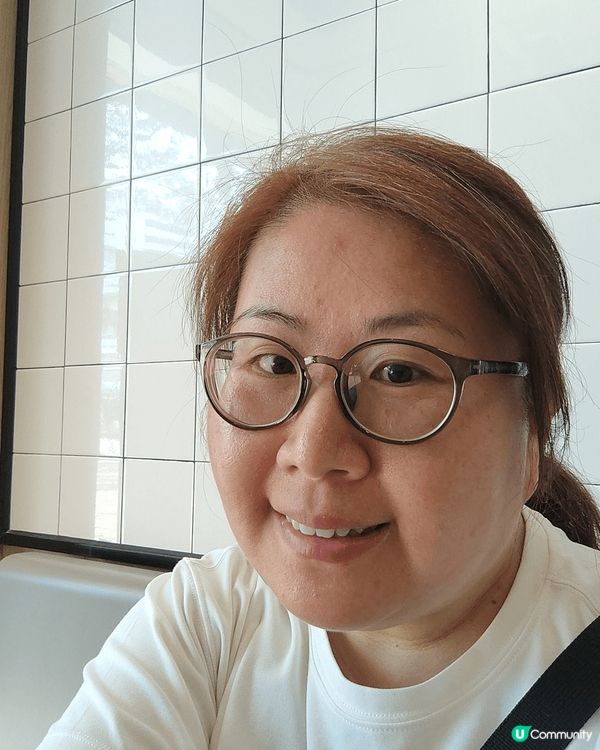 我喜歡穿搭自然既白色t-shirt,會顯得皮膚較白淨，望著氣...