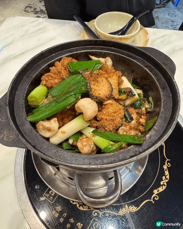 呢個係一間喺深水埗小店既名菜，薑蔥魚春魚卜煲，魚春預先走油，...
