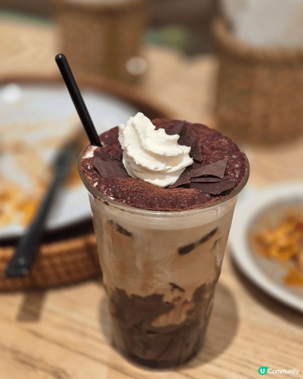 這圖片讓我想起一個簡單的浪漫回憶，那天我們在一家小咖啡館，桌...