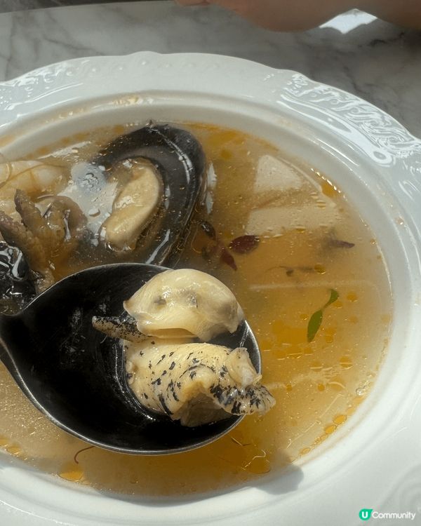 這是法國海鮮湯，用了青口、蝦、八爪魚和田螺煲出來，味道鮮甜帶...