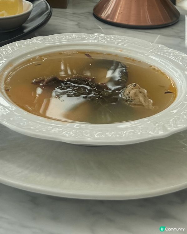 這是法國海鮮湯，用了青口、蝦、八爪魚和田螺煲出來，味道鮮甜帶...