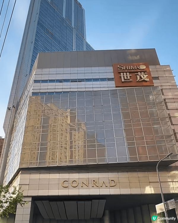 這是法國海鮮湯，用了青口、蝦、八爪魚和田螺煲出來，味道鮮甜帶...