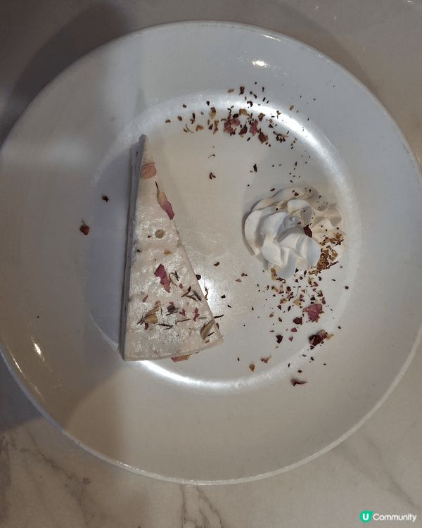 這個士多啤梨芝士蛋糕不但賣相好而且好味 蛋糕上面灑了一些士多...