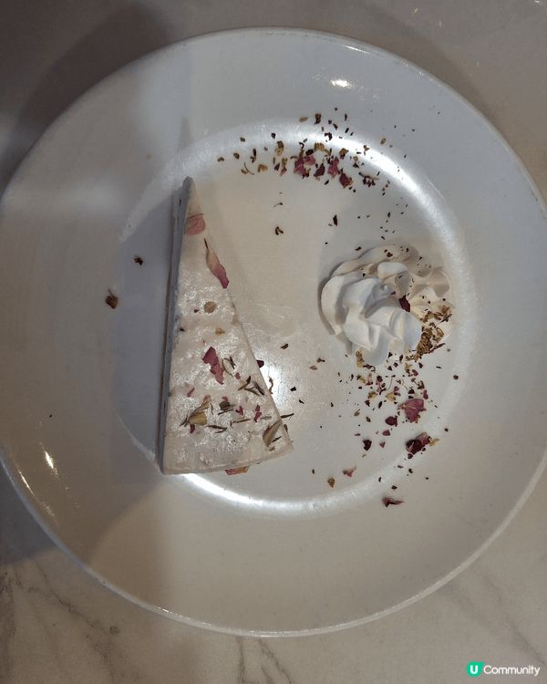 這個士多啤梨芝士蛋糕不但賣相好而且好味 蛋糕上面灑了一些士多...