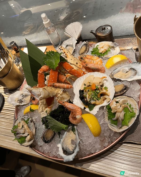 台灣魚巿場立食活海產，特色的是所有人都是站著吃的，沒有椅子供...