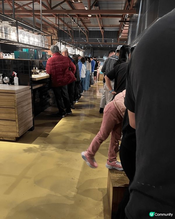 台灣魚巿場立食活海產，特色的是所有人都是站著吃的，沒有椅子供...