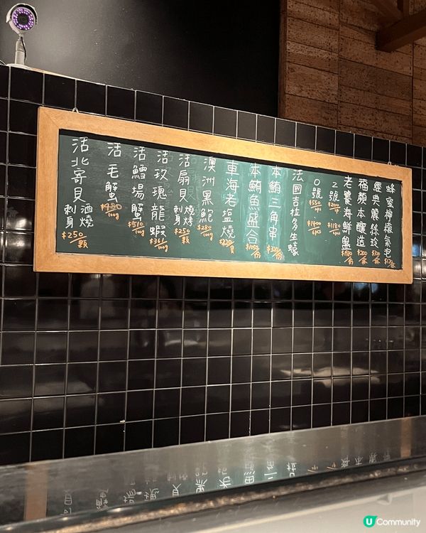 台灣魚巿場立食活海產，特色的是所有人都是站著吃的，沒有椅子供...