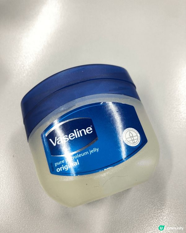 踏入夏天瞓覺夜晚經常開冷氣，睡醒一覺皮膚會很乾，所以睡前會搽...