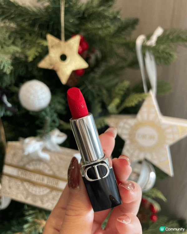 Dior 聖誕節節日特別版唇膏，盒身印有金白色的圖案和Dio...