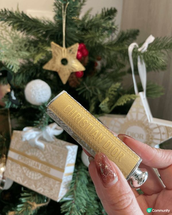 Dior 聖誕節節日特別版唇膏，盒身印有金白色的圖案和Dio...