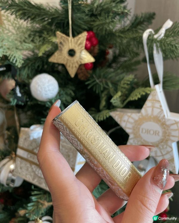 Dior 聖誕節節日特別版唇膏，盒身印有金白色的圖案和Dio...