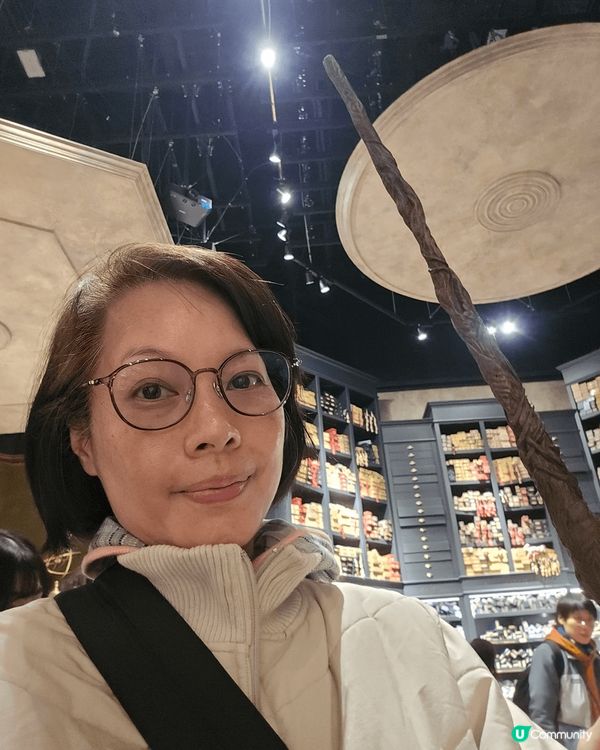 係日本哈利波特影城，佈景華麗，手持魔術棒變身魔法師