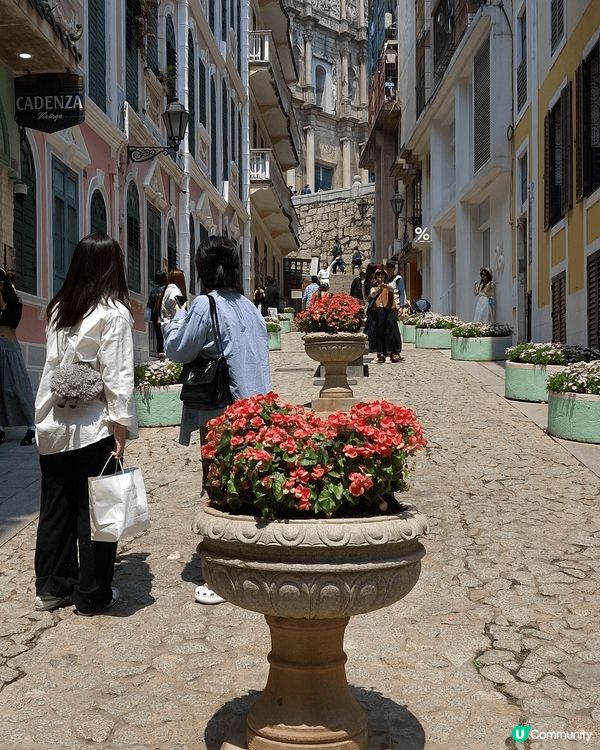 戀愛巷 , 是一條位於澳門半島中心地帶 大 三巴街和大三巴右...