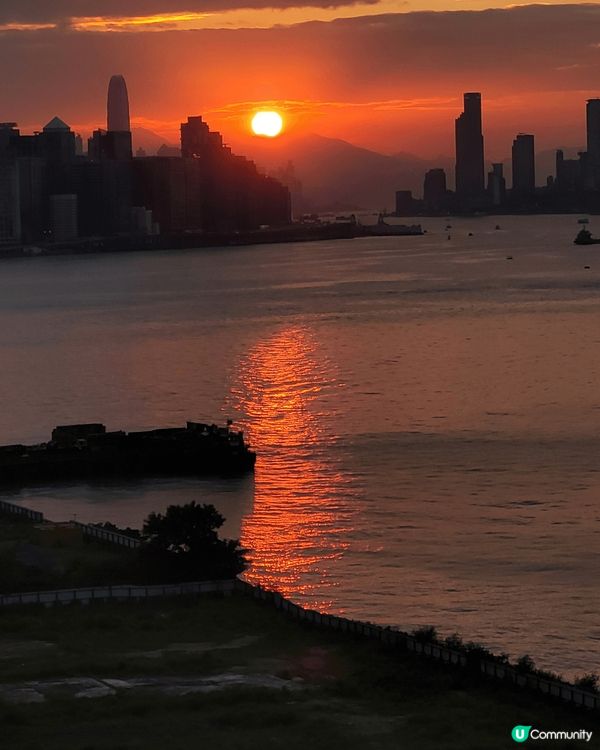 油塘嘅日落打咭位，真係好多人嚟拍照！每晚夕陽落下，天邊變成橘...