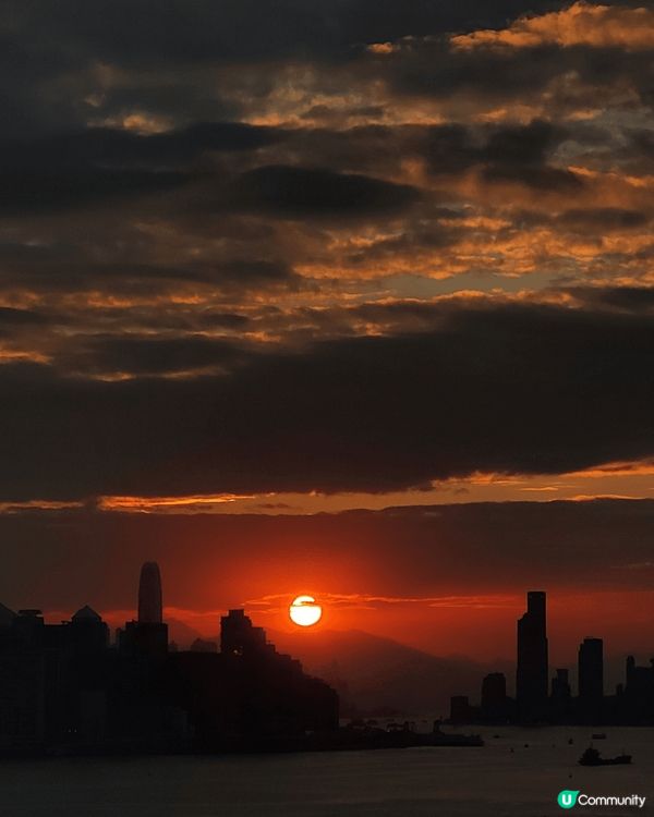 油塘嘅日落打咭位，真係好多人嚟拍照！每晚夕陽落下，天邊變成橘...