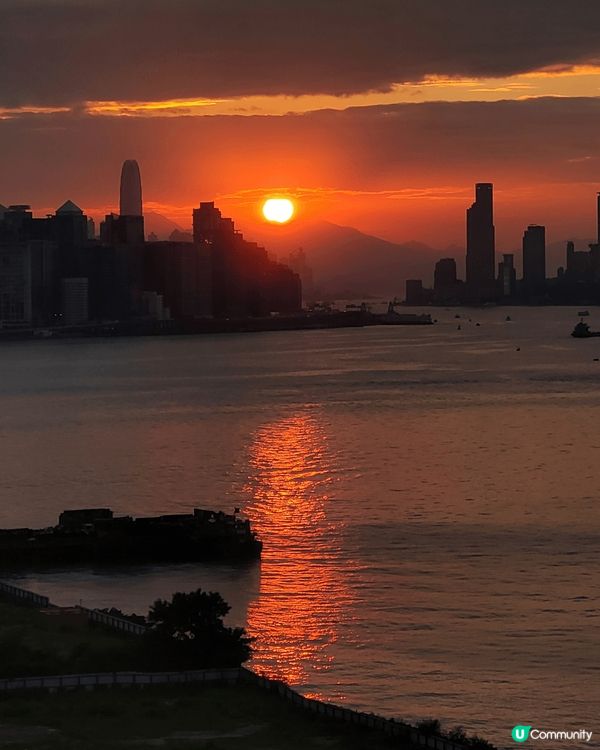 油塘嘅日落打咭位，真係好多人嚟拍照！每晚夕陽落下，天邊變成橘...