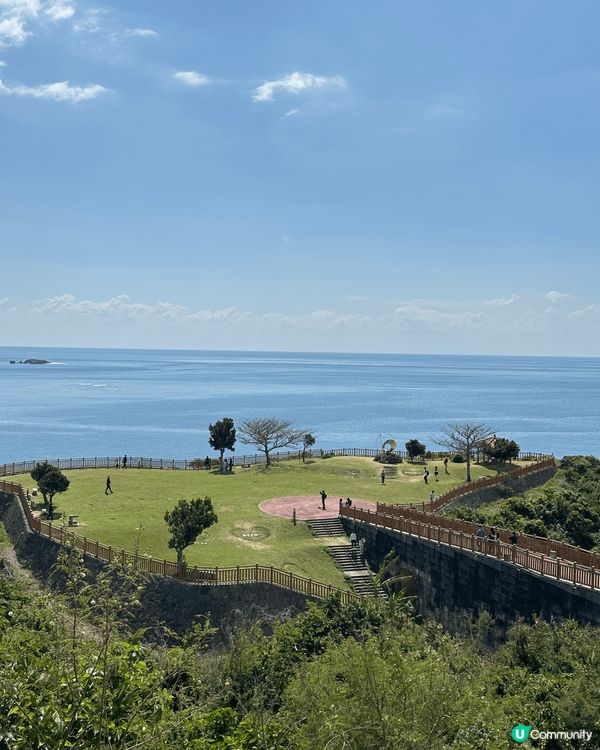 知念岬公園在沖繩的東南角，景觀遼闊，滿滿的大自然景觀，藍天白...