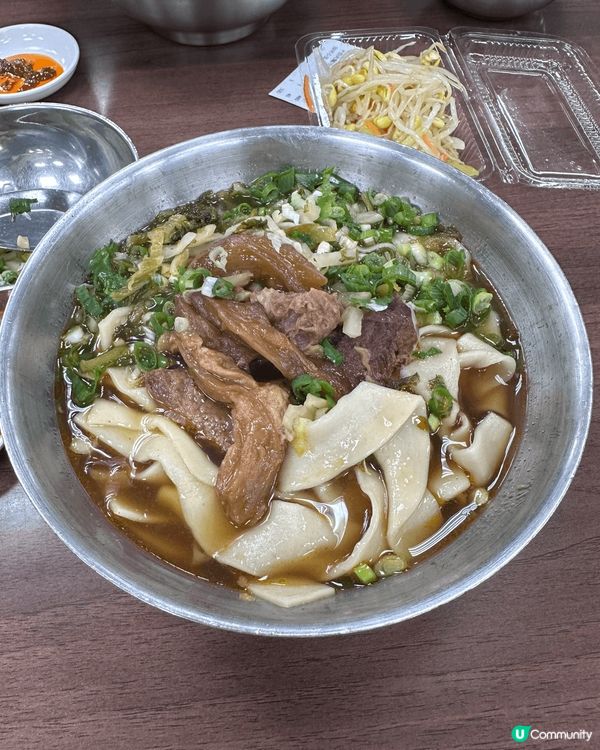 台北必吃老山東牛肉麵，在位置方便的西門町，台北在地人推介，連...