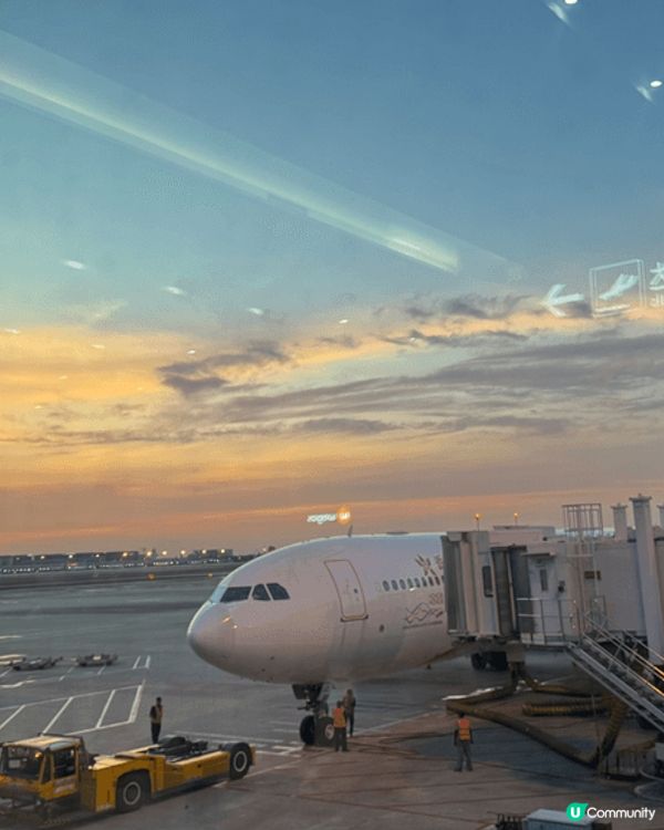 這是上海虹橋機場貴賓室，是我去過最大面積的貴賓候機室，食物種...