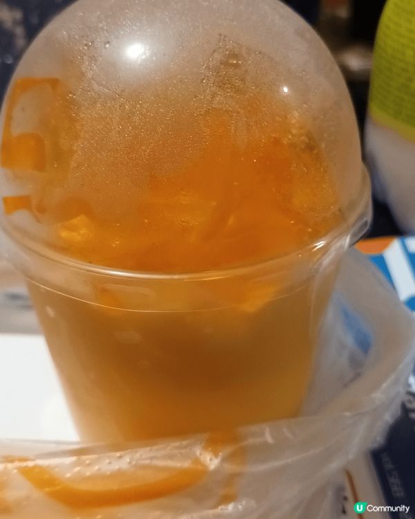 鯉魚門蛋撻王買的芒果啫喱布丁28元一杯，我自己加了花奶，真的...