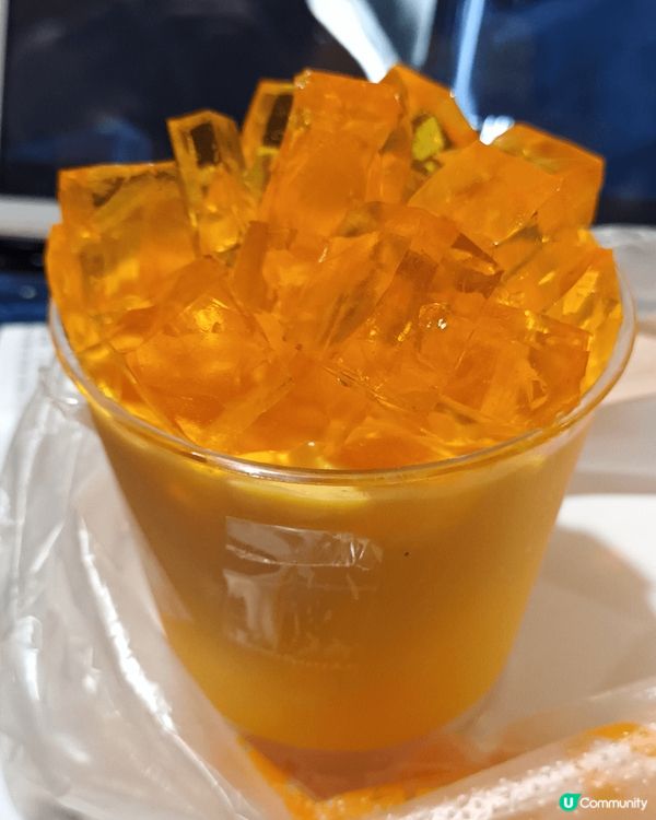 鯉魚門蛋撻王買的芒果啫喱布丁28元一杯，我自己加了花奶，真的...