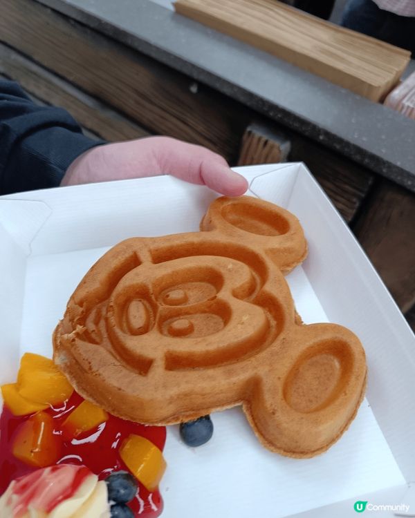 我最鍾意食雞蛋仔同埋泡芙因為可以代表香港.特別每一次去到迪士...