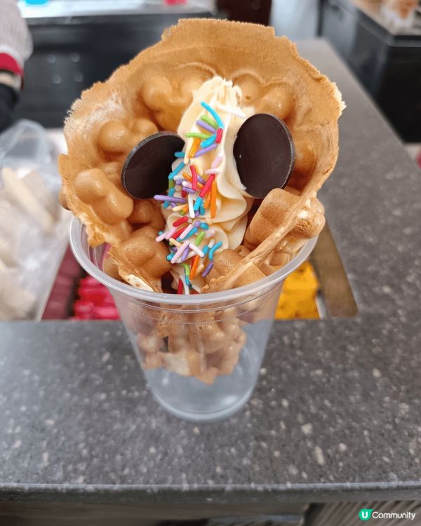 我最鍾意食雞蛋仔同埋泡芙因為可以代表香港.特別每一次去到迪士...