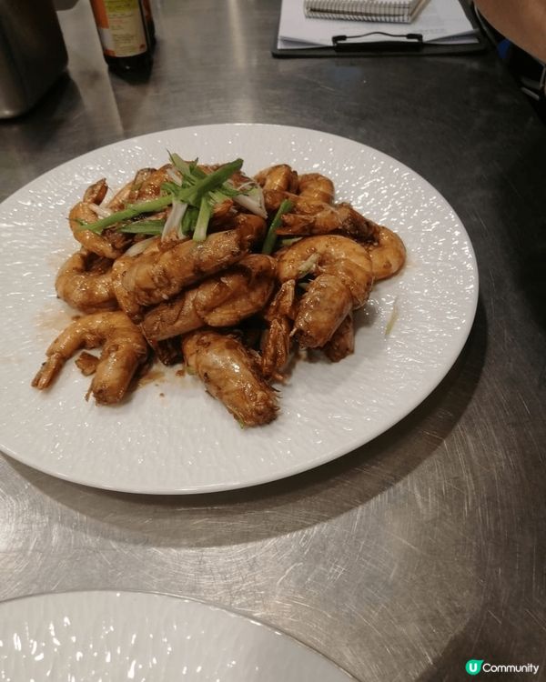 港式美食。滷水雞翼、香煎蓮藕餅、豉油王炒蝦球～～ 樣樣都好味...