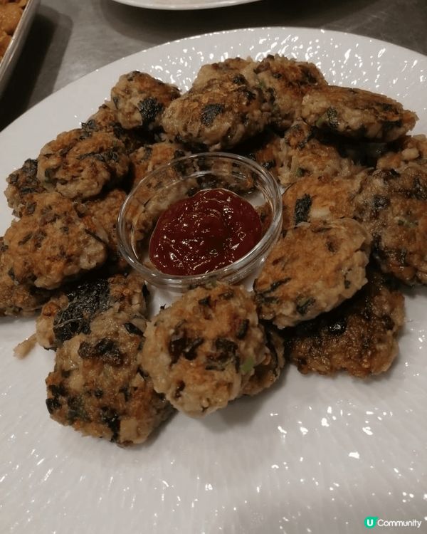 港式美食。滷水雞翼、香煎蓮藕餅、豉油王炒蝦球～～ 樣樣都好味...