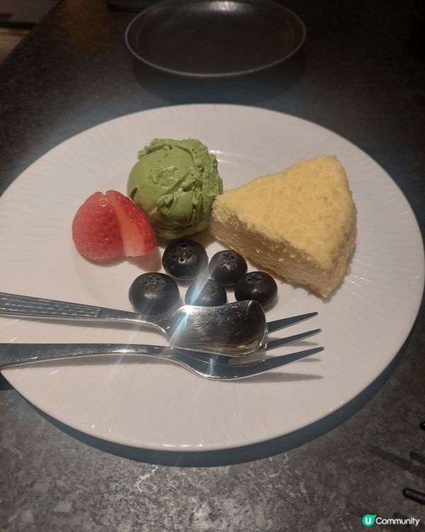 最近去千兩食晚餐，壽生一如既往新鮮，今次試埋日本芝士蛋糕甜品...