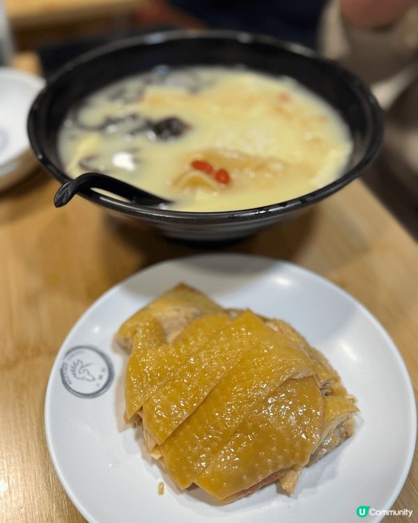 觀塘駱駝漆最出名嘅餐廳二撇雞，真係好好食呀，個湯底好濃郁，而...