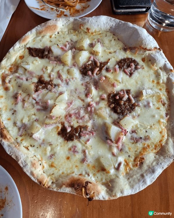 每次去赤柱都唔會去海邊食景，都會走入小街，去食依間pizza...